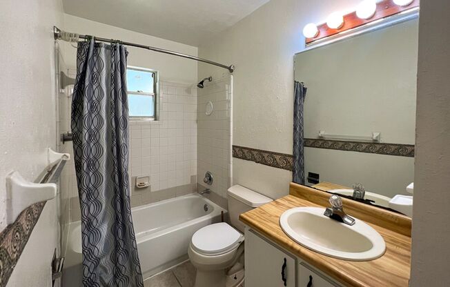 2 beds, 1 bath, $1,050, Unit 15