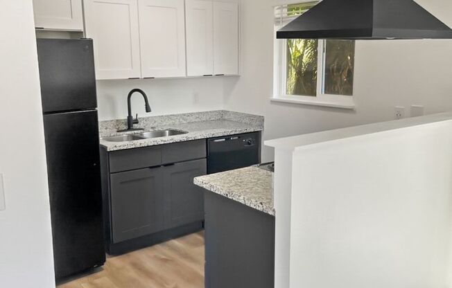 2 beds, 1 bath, 890 sqft, $1,655, Unit 24