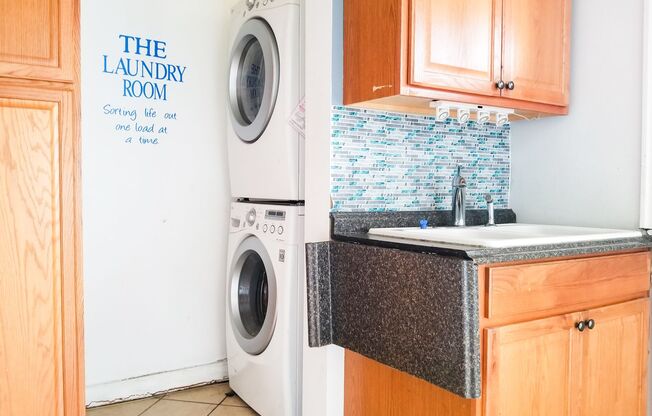 Condo wFREE HEAT in Belmont Cragin! In-unit laundry, hardwoods, more!