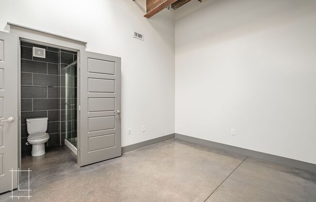 2 beds, 2 baths, $2,200, Unit 727 N. 4th St. Apt. 210