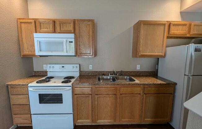 2 beds, 2 baths, $875, Unit 318 E Davis St G