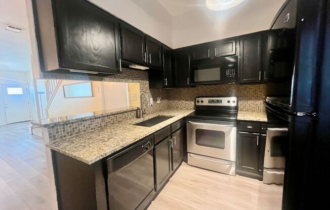 2 Bedroom/2.5 Bath Townhome! Close to Major Hwys: 281-1604-410