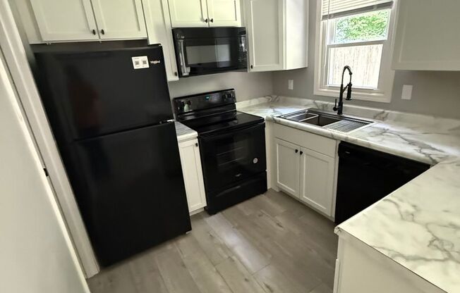 2 beds, 1.5 baths, 928 sqft, $1,085, Unit Unit 402