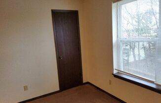 2 beds, 1 bath, 832 sqft, $650, Unit D