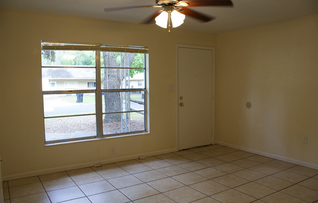 2 beds, 1 bath, 868 sqft, $1,100, Unit 4012 NE 1 TER