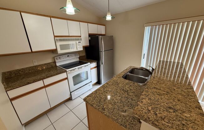 EAST ORLANDO: 3 bed/2 bath, 2 Car Garage AVAILABLE NOW!