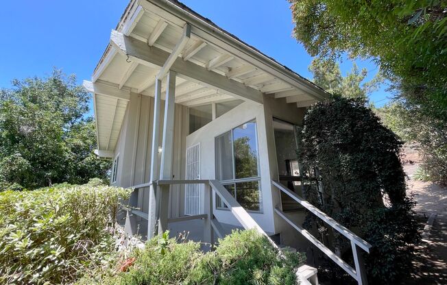 2 Bedroom 1 Bath Room Fully Updated Single Unit w/ All Appliances & Laundry