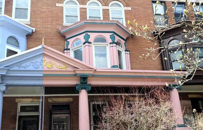 Five Bedroom Townhome with Jacuzzi For Rent!