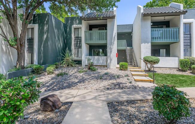 Well-maintained grounds at Treehouse Apartments in Albuquerque, New Mexico