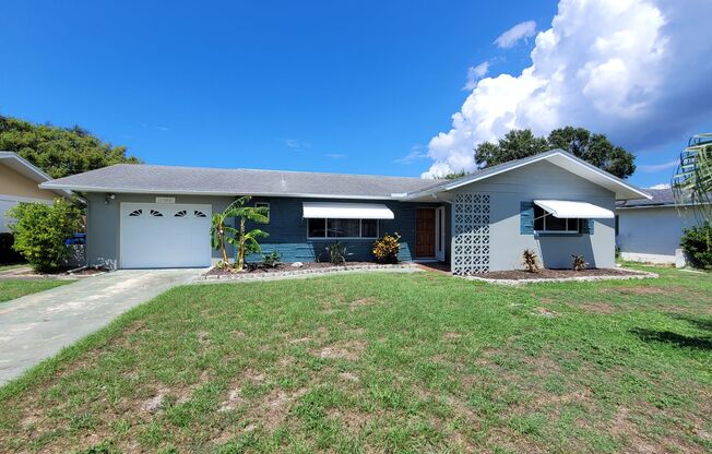 2 Bedroom, 2 Bath HOUSE in Seminole with a 1 car garage and a private fenced yard!