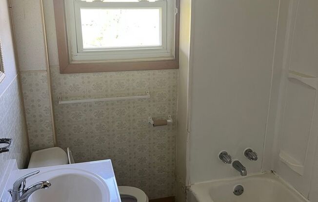 Spacious 2 bedroom house in Penn Hills!!!