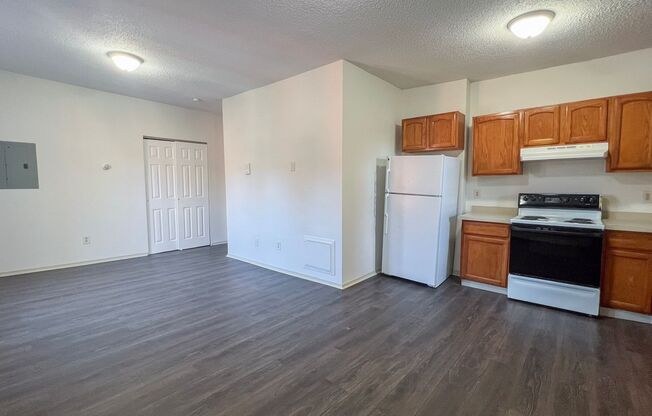 3 beds, 1 bath, $1,700, Unit 2E