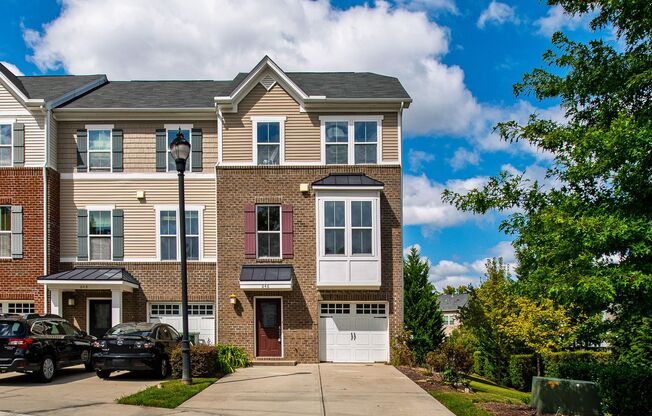 Beautifully Maintained 4BR/3.5BA End-Unit Townhome in Twin Lakes