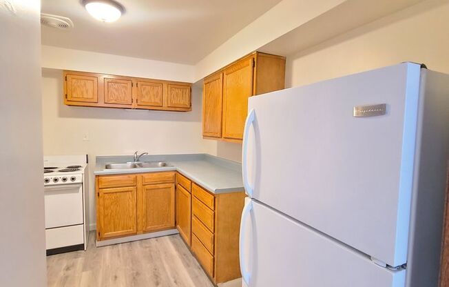 Studio, 1 bath, 450 sqft, $800, Unit 6