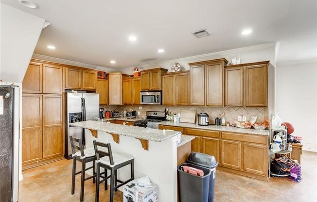 UT PRE-LEASE: 6 BR/4 BA in Hyde Park - 2 Story House, Laundry Room, Backyard