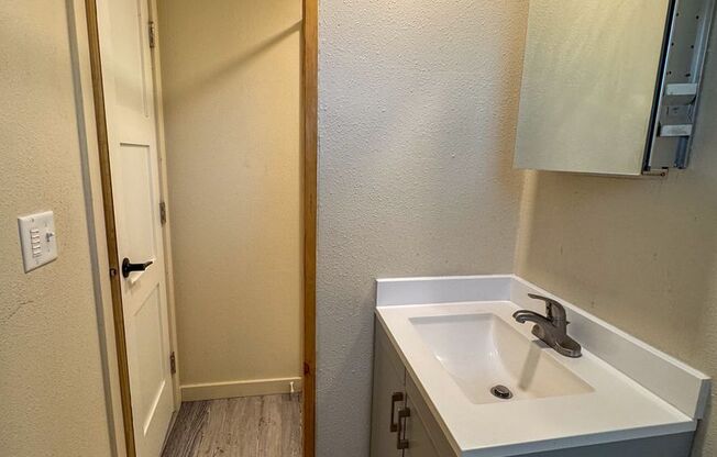 1 bed, 1 bath, $895, Unit 785 Hwy 99N - Apt. 8A