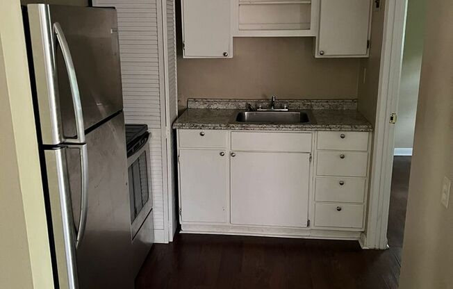 2 beds, 1 bath, $1,095, Unit 3447 Evergreen apt 5