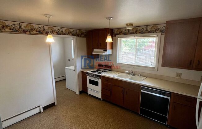 830 1/2 N TAFT AVE