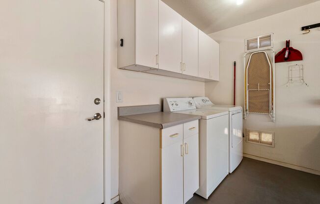 Gorgeous fully furnished home in Gilbert with sparkling pool!