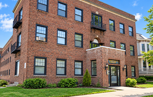 Studio, 1 bath, 400 sqft, $950, Unit 210