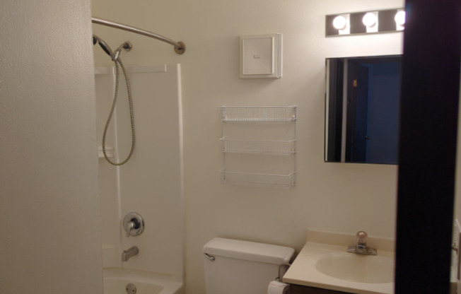 2 beds, 1.5 baths, 1,000 sqft, $1,050, Unit 106