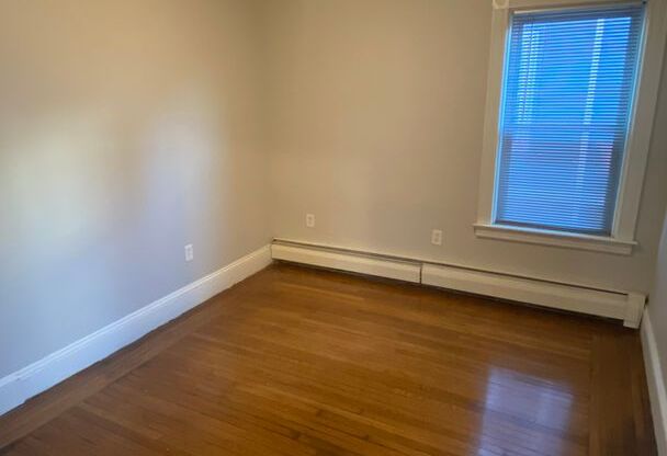 3 beds, 1 bath, $2,100, Unit 628 Smith #2