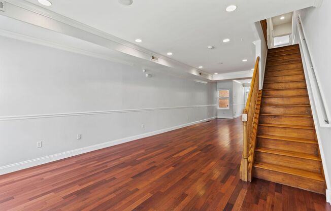 Large 3 BED 1.5 BATH HOUSE WITH A BACKYARD