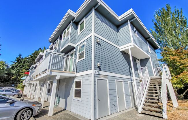Bright End-Unit Townhome Across from Edmonds College