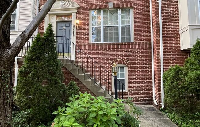 Beautiful 3 BR/ 2.5 BA Townhome in Washingtonian Center!