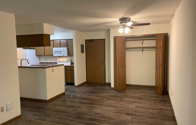 3 beds, 1 bath, 1,040 sqft, $1,695, Unit 3172-205