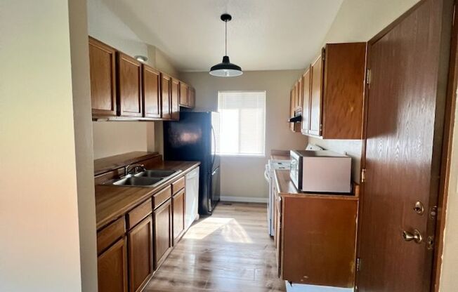 3 beds, 2 baths, $2,300