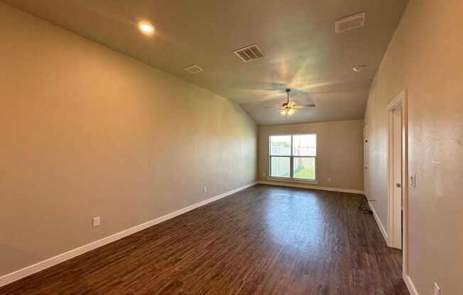 3 beds, 2 baths, 1,250 sqft, $1,400, Unit Unit B