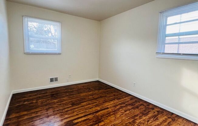 2 beds, 1 bath, $1,200, Unit 4722-37-03