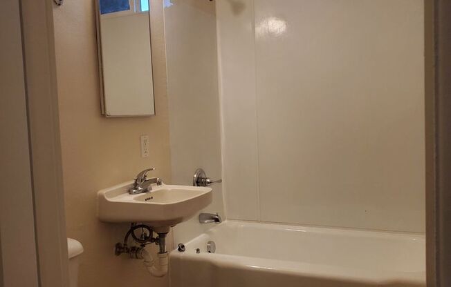 2 beds, 1 bath, $1,200