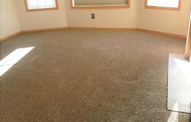 Available sept 01, 3bd, 2ba End Unit Town Home in Great Neighborhood