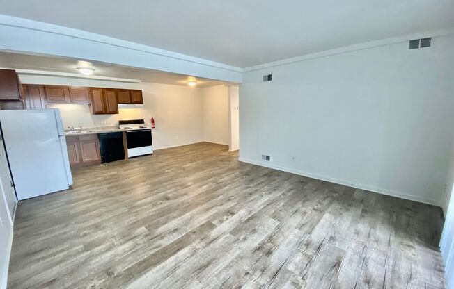 2 beds, 1 bath, 1,000 sqft, $1,295, Unit #11