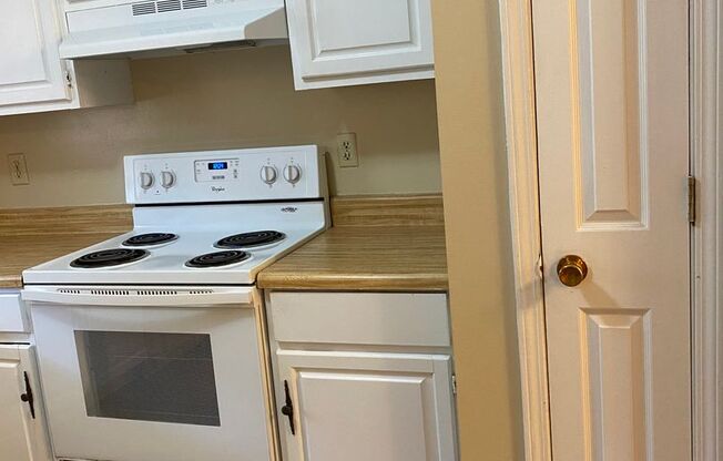 1909 S. Milledge Ave #2 | 2 BED 2.5 BATH TOWNHOUSE + COMMUNITY POOL