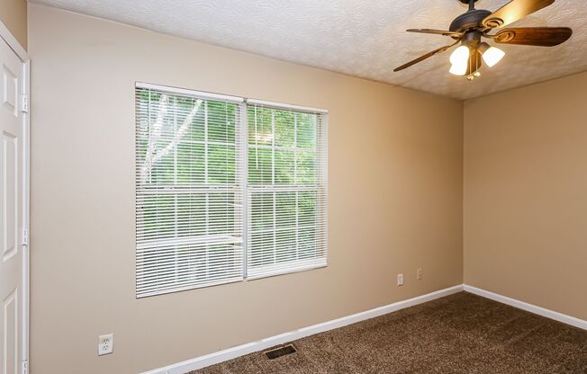 Cozy Corner Unit! 2 Bedroom / 1.5 Bathroom Townhouse in Lithonia!