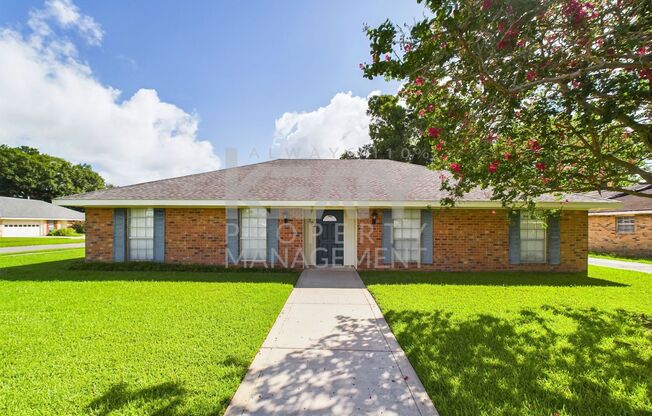 Beautiful 3 bedroom, 2 bathroom home available in Lafayette!
