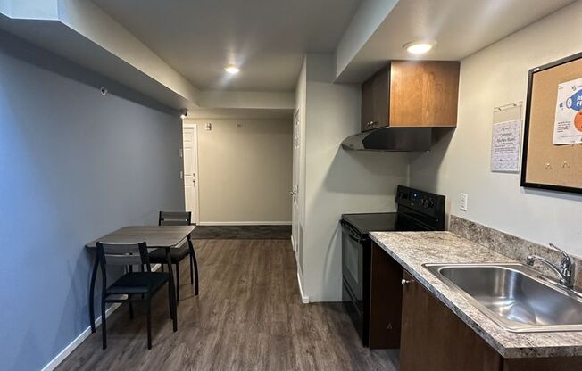 Studio, 1 bath, 165 sqft, $1,095, Unit 356