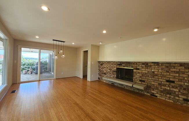 Beautifully Bellevue Rambler in Prime Location