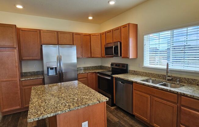 Like new 2Bed, 2.5 Bath with Den/Office Townhome