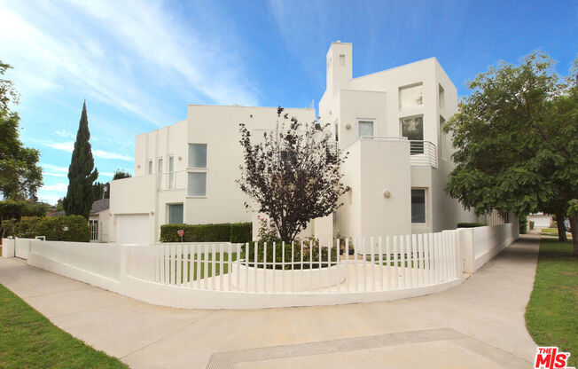 269 N Bundy Dr