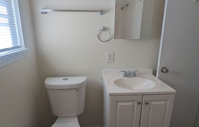 2 Bedroom 1 Bathroom Apartment w/ Washer/Dryer hookups