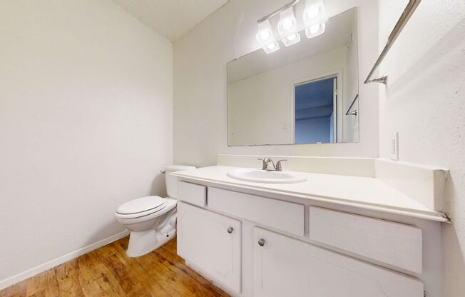 2 beds, 1 bath, 905 sqft, $1,100