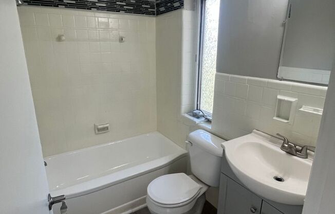 2 beds, 1 bath, 825 sqft, $1,050