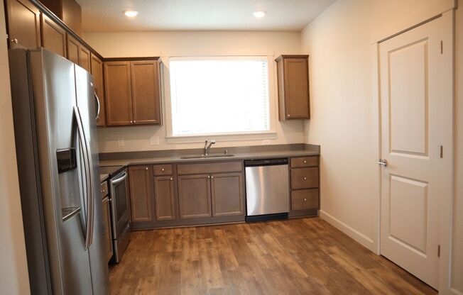 Like New Woodland End Unit Townhome for Lease - 174 Loganberry Ct