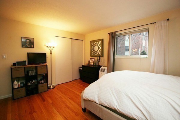 2 beds, 1 bath, 890 sqft, $3,100, Unit 14
