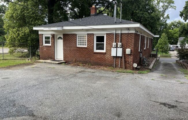 2 Bed Back Unit in Uptown!