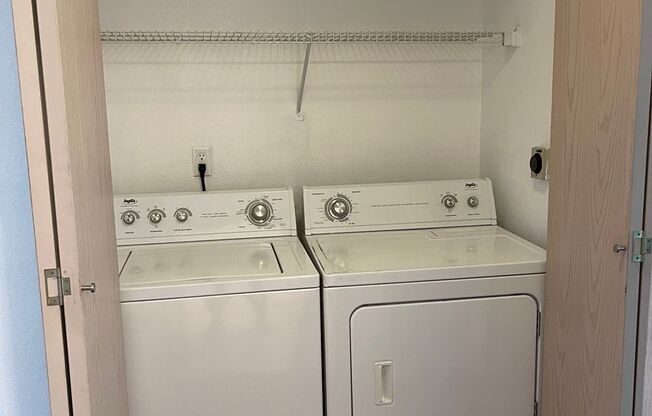 Exceptional, Top-Floor, Corner Renton Condo in Highly Sought-After Location!!!